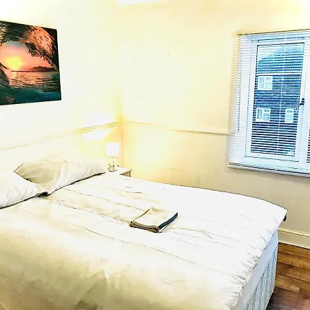 Spacious 4 Bedroom House * Bristol